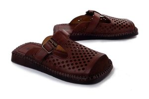 Artiker Relaks 58C1012 choco, klapki damskie. Brązowe klapki Artiker Relaks, bez wzorów, ze skóry, bez obcasa. Za 294,90 zł.