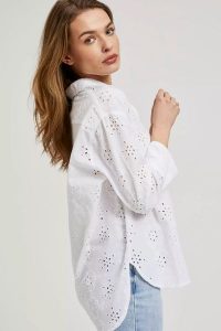 Koszula oversize z rękawami 3/4 biała. Białe koszule MOODO, m, bez wzorów, bez kołnierzyka, bez ramiączek. W wyprzedaży za 69,99 zł.