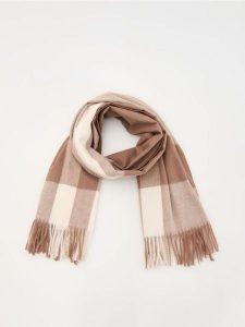 Szalik z dodatkiem wiskozy - kremowy. Białe szaliki Reserved, bez wzorów, z wiskozy. W wyprzedaży za 35,99 zł.