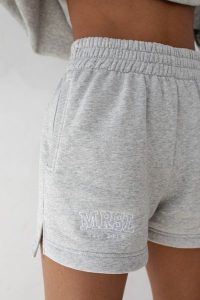 Szorty z dzianiny dresowej z haftem MRSL w kolorze LIGHT GREY MELANGE - LE PETIT-XL. Szare szorty Marsala, bez wzorów, z bawełny, casualowe, z podwyższonym stanem. W wyprzedaży za 56,97 zł.