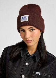 LEE DAMSKA CZAPKA BAWEŁNIANA WORKWEAR BEANIE VELVET BEET 112358298 LP75016269. Czapki Lee, bez wzorów, z bawełny. Za 79,99 zł.