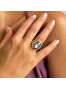 Les Petites Précieuses Srebrny pierścionek z labradorytem rozmiar: 52. Szare pierścionki Les Petites Précieuses, z labradorytem, srebrne. Za 260,99 zł.