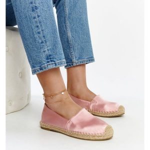 Jasnoróżowe espadryle z połyskiem na platformie Caithlin. Czerwone espadryle bez wzorów, bez obcasa, na platformie. Za 78,15 zł.