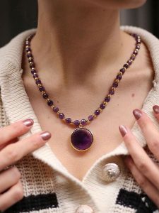 Pierres delicates Pozłacany naszyjnik z elementami ozdobnymi - dł. 50 cm rozmiar: onesize. Różowe naszyjniki Pierres delicates, z ametystem, pozłacane. Za 69,99 zł.