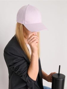Czapka bejsbolówka - fioletowy. Fioletowe czapki Sinsay, bez wzorów. W wyprzedaży za 6,99 zł.