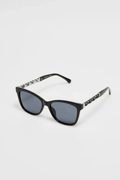 Okulary przeciwsłoneczne czarne. Czarne okulary przeciwsłoneczne MOODO. W wyprzedaży za 14,99 zł.