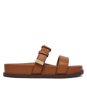 Klapki Armani Exchange. Brązowe klapki Armani Exchange, bez wzorów, bez obcasa. Za 399,99 zł.