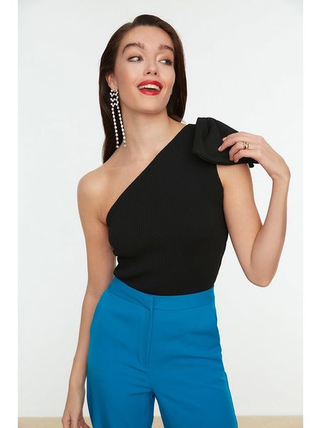 Trendyol Bluzka w kolorze czarnym rozmiar: 40. Czarne bluzki Trendyol, z aplikacjami, bez kołnierzyka, bez ramiączek. Za 48,28 zł.