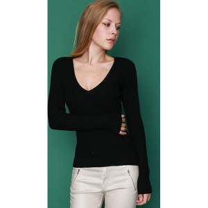 Sweter w kolorze czarnym. Czarne swetry klasyczne marki William de Faye, z kaszmiru. W wyprzedaży za 113,95 zł.
