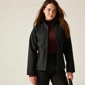 Softshell roboczy damski Uproar. Czarne kurtki Regatta, bez wzorów, z softshellu, bez kaptura. Za 209,99 zł.