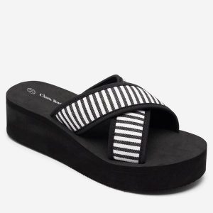 Klapki Clara Barson. Czarne klapki Clara Barson, bez wzorów, bez obcasa. Za 79,99 zł.