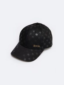 Czapka damska z daszkiem z monogramem czrana Luisa 906. Czarne czapki Big Star, bez wzorów, retro. W wyprzedaży za 79,99 zł.