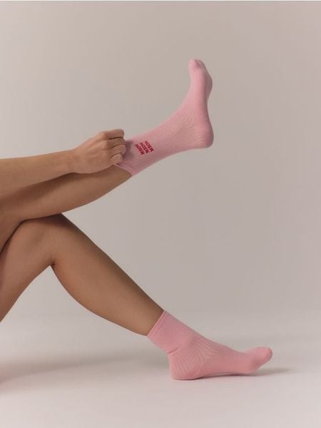 Skarpety z haftem 2 pack - różowy. Czerwone skarpetki Reserved, bez wzorów. W wyprzedaży za 19,99 zł.