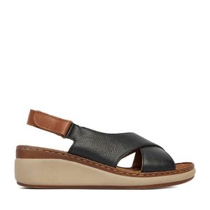 Sandały Lasocki. Czarne sandały Lasocki, bez wzorów, bez obcasa, na koturnie, bez zapięcia. Za 179,99 zł.