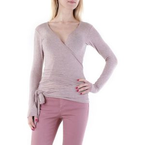 Bluzka w kolorze jasnoróżowym. Bluzki marki Sexy Woman. W wyprzedaży za 84,95 zł.
