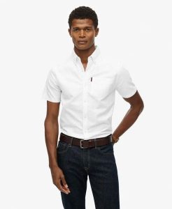 Superdry Koszula Oxford krótkiego rękawa z bawełny organicznej. Białe koszule Superdry, m, bez wzorów, z bawełny, bez kołnierzyka, bez ramiączek. Za 279,65 zł.