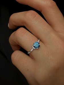 DIA DIAMONDS Srebrny pierścionek z diamentami i topazem rozmiar: 52. Niebieskie pierścionki DIA DIAMONDS, z diamentem, srebrne. Za 289,88 zł.