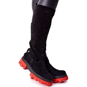 Lewski Shoes Damskie Skórzane Kozaki Lewski Czarne Zamszowe 2866. Czarne kozaki z aplikacjami, z zamszu, bez obcasa, bez zapięcia. Za 565,11 zł.