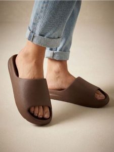 Klapki basic - brązowy. Brązowe klapki Sinsay, bez wzorów, bez obcasa. Za 29,99 zł.