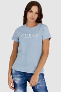 GUESS Błękitny t-shirt damski z białym logo. Niebieskie t-shirty Guess, s, z aplikacjami, z bawełny, bez kołnierzyka, bez ramiączek. W wyprzedaży za 99,99 zł.