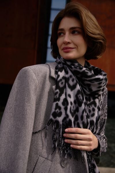 Szal w panterkę szary. Szare szaliki MOODO, bez wzorów, z poliesteru. Za 69,99 zł.