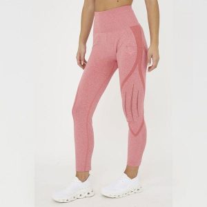 Legginsy fitness damskie leslie ciemnoróżowe. Czerwone legginsy LEGEA, bez wzorów, z elastanu, z podwyższonym stanem. W wyprzedaży za 97,00 zł.