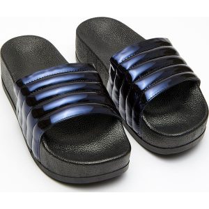 Klapki na grubej podeszwie - Czarny. Klapki marki Cropp. Za 79,99 zł.