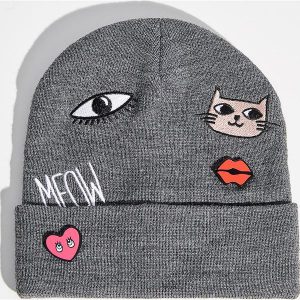 Czapka beanie z naszywkami - Szary. Czapki marki Sinsay. W wyprzedaży za 9,99 zł.