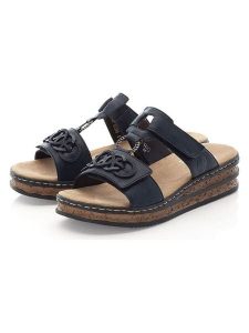 Rieker Klapki w kolorze granatowym rozmiar: 42. Niebieskie klapki Rieker, bez wzorów, z otwartym noskiem, bez obcasa, na koturnie. Za 177,32 zł.