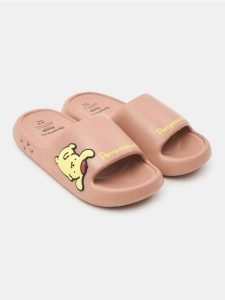 Piankowe klapki PomPomPurin - brązowy. Brązowe klapki Sinsay, bez wzorów, bez obcasa. Za 25,99 zł.