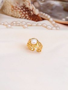 L'Atelier de Gaia Pozłacany pierścionek z perłą rozmiar: onesize. Białe pierścionki L'Atelier de Gaia, z perłą, pozłacane. Za 69,75 zł.