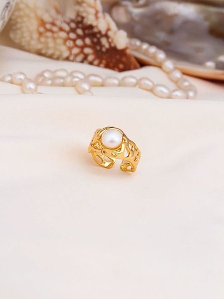 L'Atelier de Gaia Pozłacany pierścionek z perłą rozmiar: onesize. Białe pierścionki L'Atelier de Gaia, z perłą, pozłacane. Za 78,66 zł.