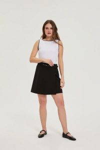 Spódnico-szorty czarne. Czarne szorty MOODO, bez wzorów, z elastanu. Za 119,99 zł.