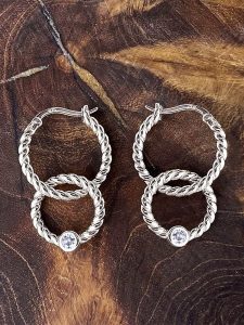 Eclat d'Argent Srebrne kolczyki-kreole rozmiar: onesize. Szare kolczyki Eclat d'Argent, z cyrkonią, srebrne. Za 173,99 zł.