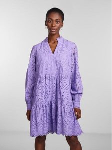 YAS Sukienka codzienna 26027162 Fioletowy Regular Fit. Fioletowe kombinezony YAS, m, bez wzorów, z bawełny, bez kołnierzyka, bez ramiączek. Za 389,99 zł.