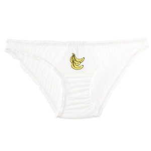 Figi z haftem owocowym z delikatnego materiału Anjana. Białe figi Intica, bez wzorów, ze skóry. W wyprzedaży za 59,00 zł.