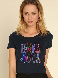 WOOOP Koszulka "Hakuna Matata" w kolorze granatowym rozmiar: M. Niebieskie bluzki Wooop, m, bez wzorów, z bawełny, bez kołnierzyka, bez ramiączek. Za 39,45 zł.