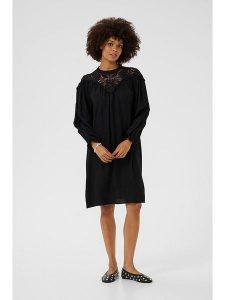 CULTURE Sukienka w kolorze czarnym rozmiar: XL. Czarne sukienki Culture, na co dzień, xl, bez wzorów, z koronki, bez kołnierzyka, bez ramiączek, midi, proste. Za 152,99 zł.