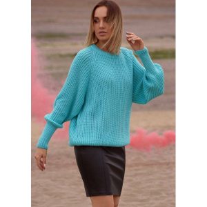 Sweter damski z przędzy ze splotem w prążek reglanowe rękawy zielony. Zielone swetry klasyczne Polskie swetry, l, ze splotem, bez kołnierzyka. Za 245,00 zł.