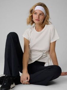 4F T-shirt slim z marszczeniem damski - biały L. Białe t-shirty 4f, l, bez wzorów, z dzianiny, bez kołnierzyka, bez ramiączek. Za 89,99 zł.