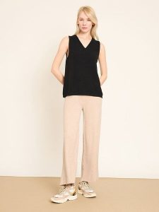 BGN Top w kolorze czarnym rozmiar: 38. Czarne topy BGN, bez wzorów, bez kołnierzyka, bez ramiączek. Za 143,99 zł.