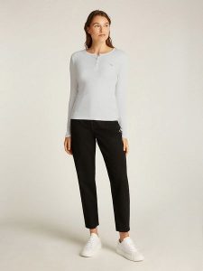 TOMMY JEANS Koszulka w kolorze białym rozmiar: L. Białe bluzki Tommy Jeans, l, bez wzorów, z bawełny, bez kołnierzyka, bez ramiączek. Za 136,45 zł.