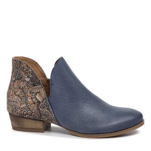 Botki Maciejka. Niebieskie botki Maciejka, bez wzorów, bez obcasa, na płaskiej podeszwie, bez zapięcia. Za 319,99 zł.