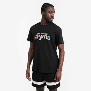Koszulka do koszykówki unisex Tarmak NBA TS 900 San Antonio Spurs. Czarne bluzki TARMAK, xs, bez wzorów, z bawełny, sportowe, bez kołnierzyka, bez ramiączek. Za 79,99 zł.