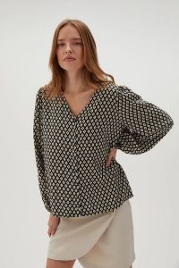 Koszula z geometrycznym wzorem czarna. Czarne koszule MOODO, l, bez wzorów, z wiskozy, bez kołnierzyka, bez ramiączek. W wyprzedaży za 49,98 zł.