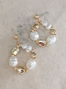 Atelier MIU Pozłacane kolczyki-wkrętki rozmiar: onesize. Brązowe kolczyki Atelier MIU, pozłacane. Za 83,22 zł.