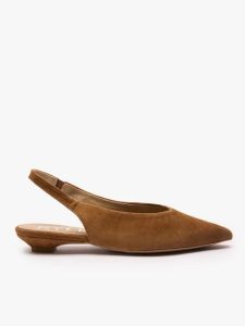 Brązowe czółenka slingback w szpic. Brązowe czółenka Ryłko, bez wzorów, ze skóry, bez obcasa, na płaskiej podeszwie, bez zapięcia. Za 379,99 zł.