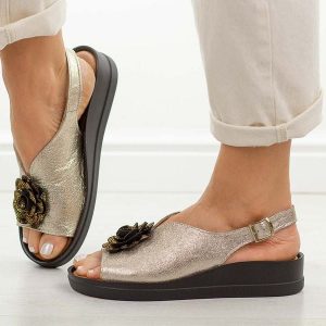 Złote skórzane Polskie sandały damskie na platformie Deoni L134. Żółte sandały Deoni, z aplikacjami, ze skóry, bez obcasa, na platformie, bez zapięcia. Za 439,00 zł.