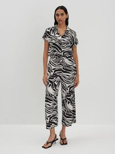 Someday. Kombinezon w kolorze czarno-białym rozmiar: 34. Białe kombinezony someday., bez wzorów, z wiskozy, bez kołnierzyka, bez ramiączek. Za 295,99 zł.