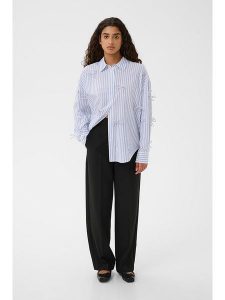 Soaked in Luxury Koszula w kolorze błękitno-białym rozmiar: L. Niebieskie koszule Soaked in Luxury, l, bez wzorów, z bawełny, bez kołnierzyka, bez ramiączek. Za 196,24 zł.